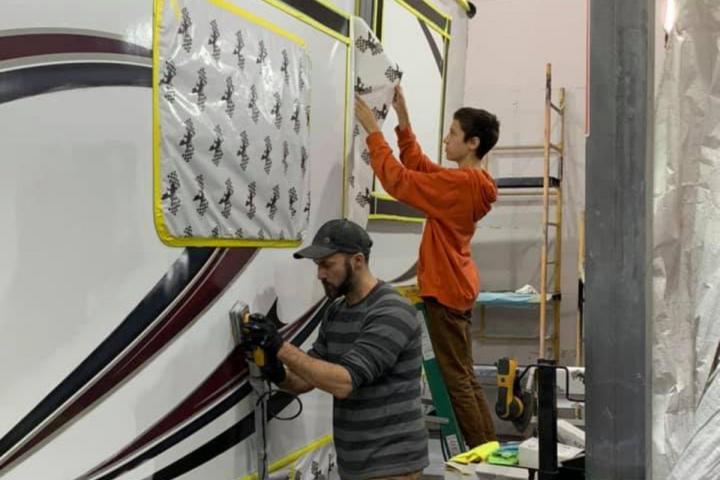 Nous réalisons des travaux de qualité pour le débosselage de carrosserie de véhicules récréatifs dans notre atelier à Granby.